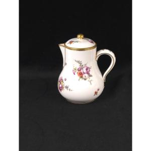 Pot à lait couvert en porcelaine dans le goût de Sèvres / XIXe siècle