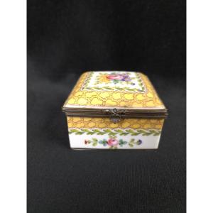 Boîte en porcelaine à monture en bronze (XIXe siècle)