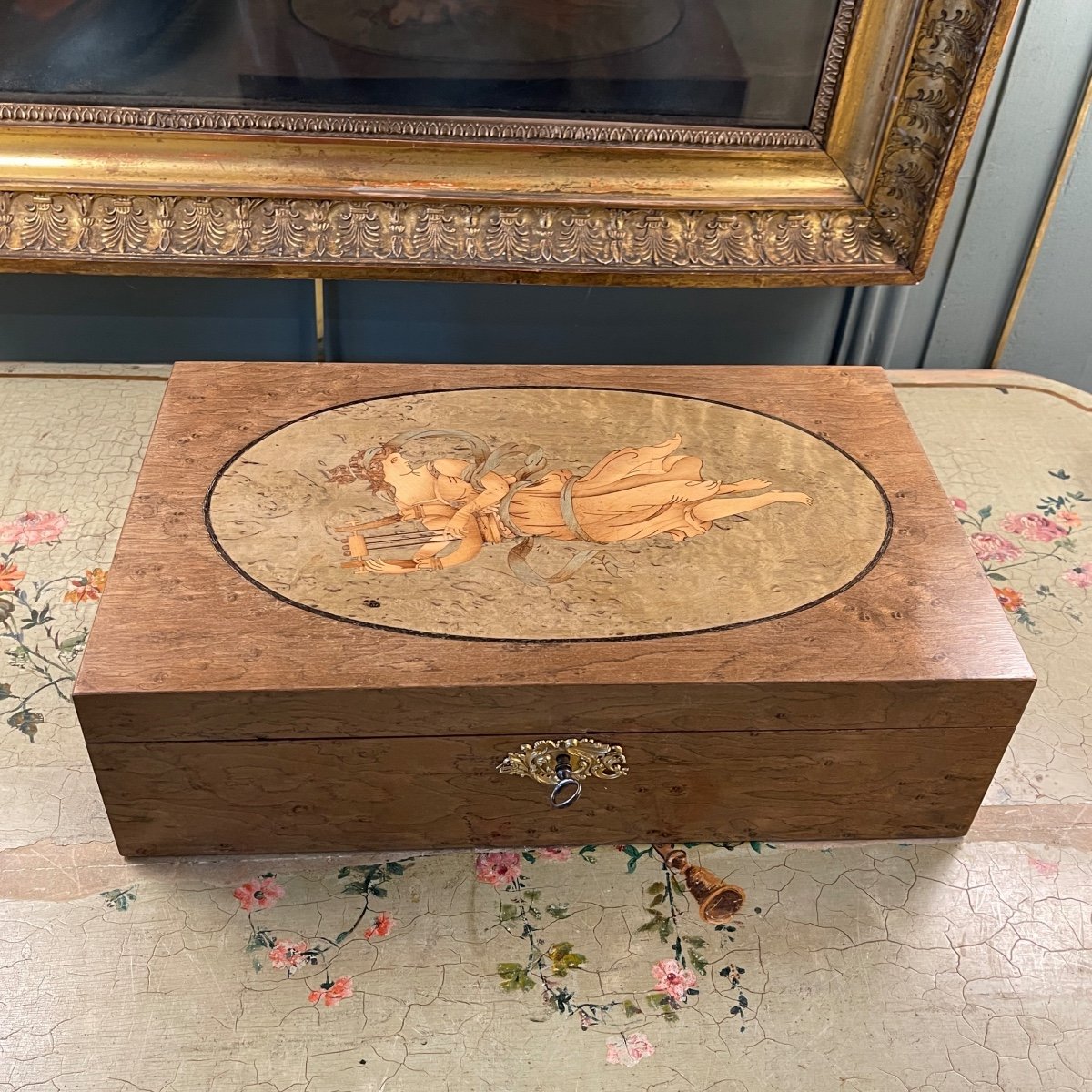 Marquetry Box Decorated With A Woman In The Antique