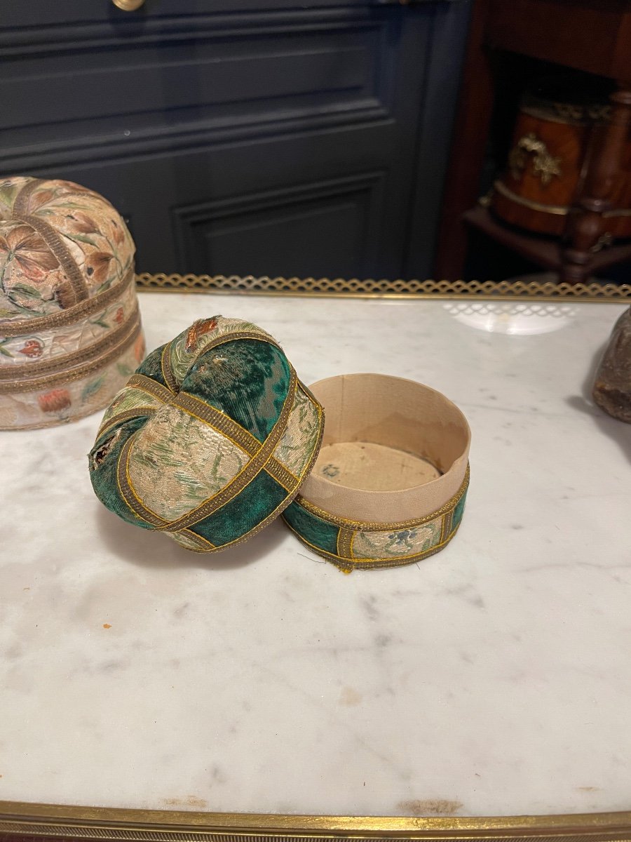 Small 18th Century Fabric Box-photo-1