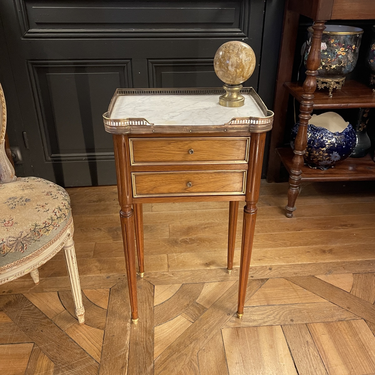 Petite table de style Louis XVI