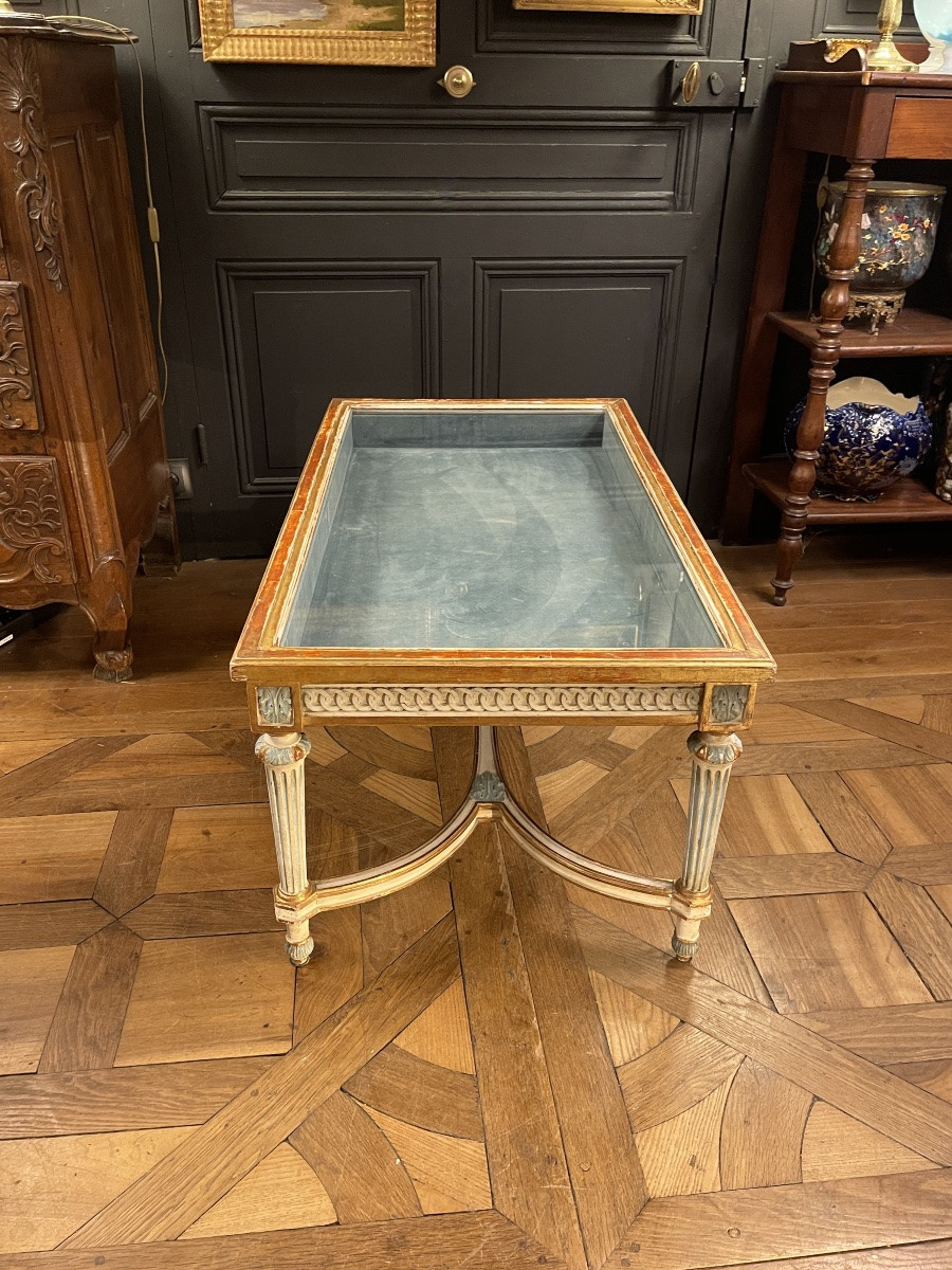 Table basse vitrine en bois peint et doré-photo-1