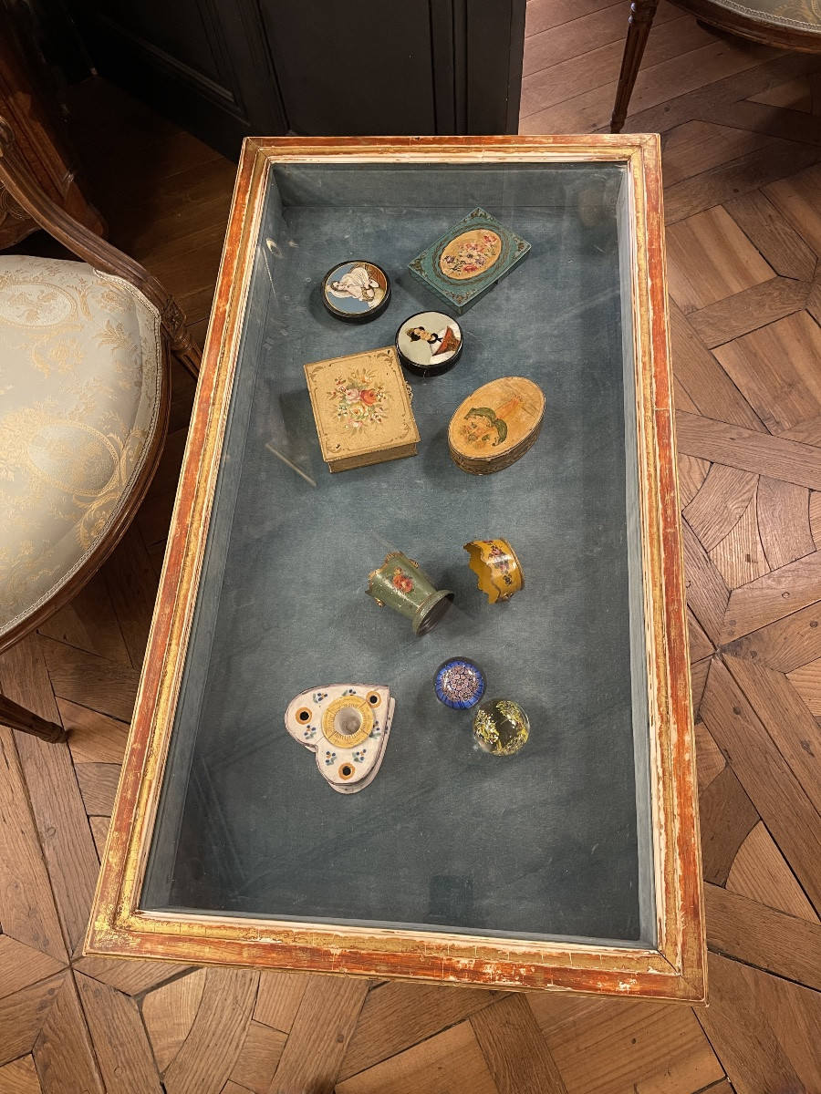 Table basse vitrine en bois peint et doré-photo-7