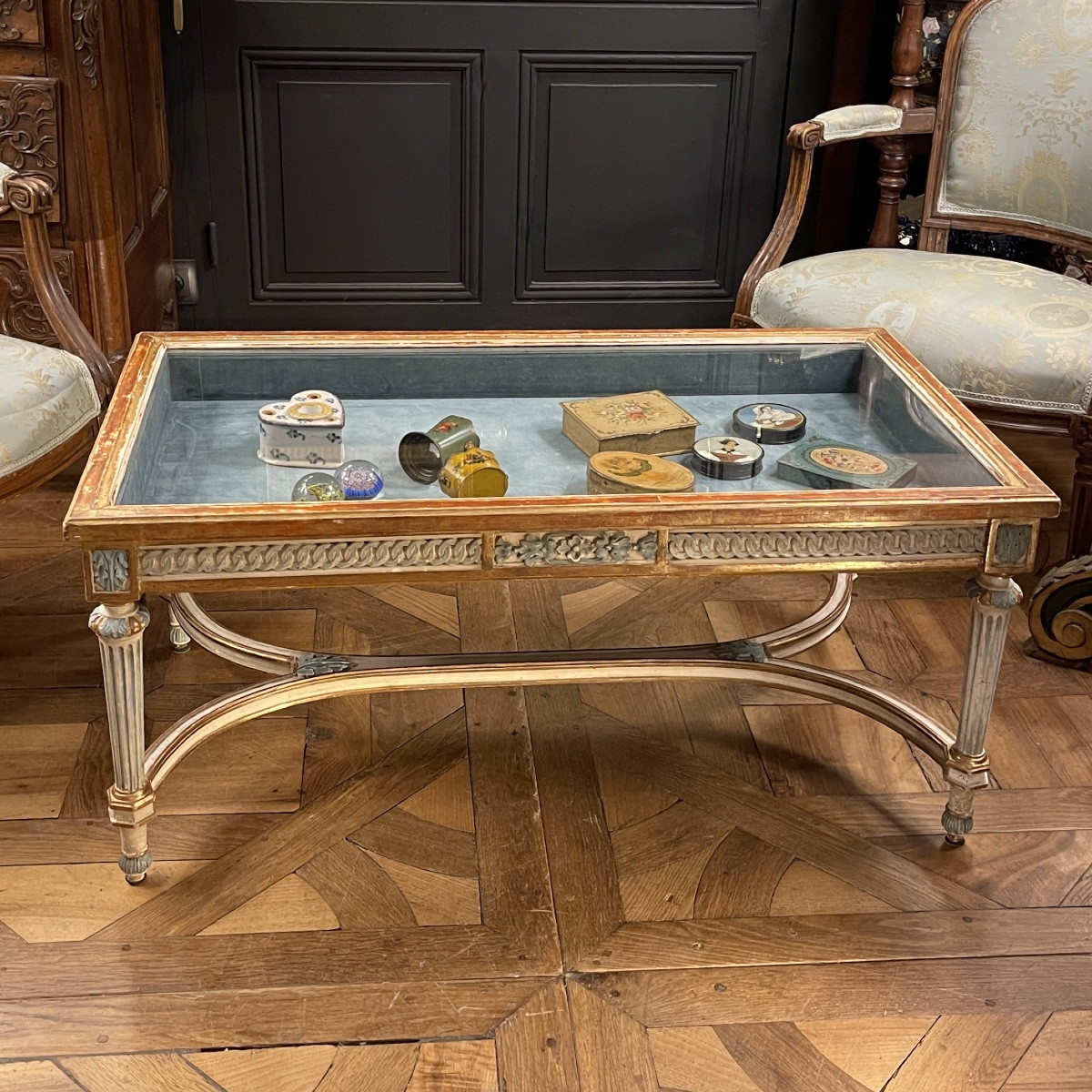 Table basse vitrine en bois peint et doré