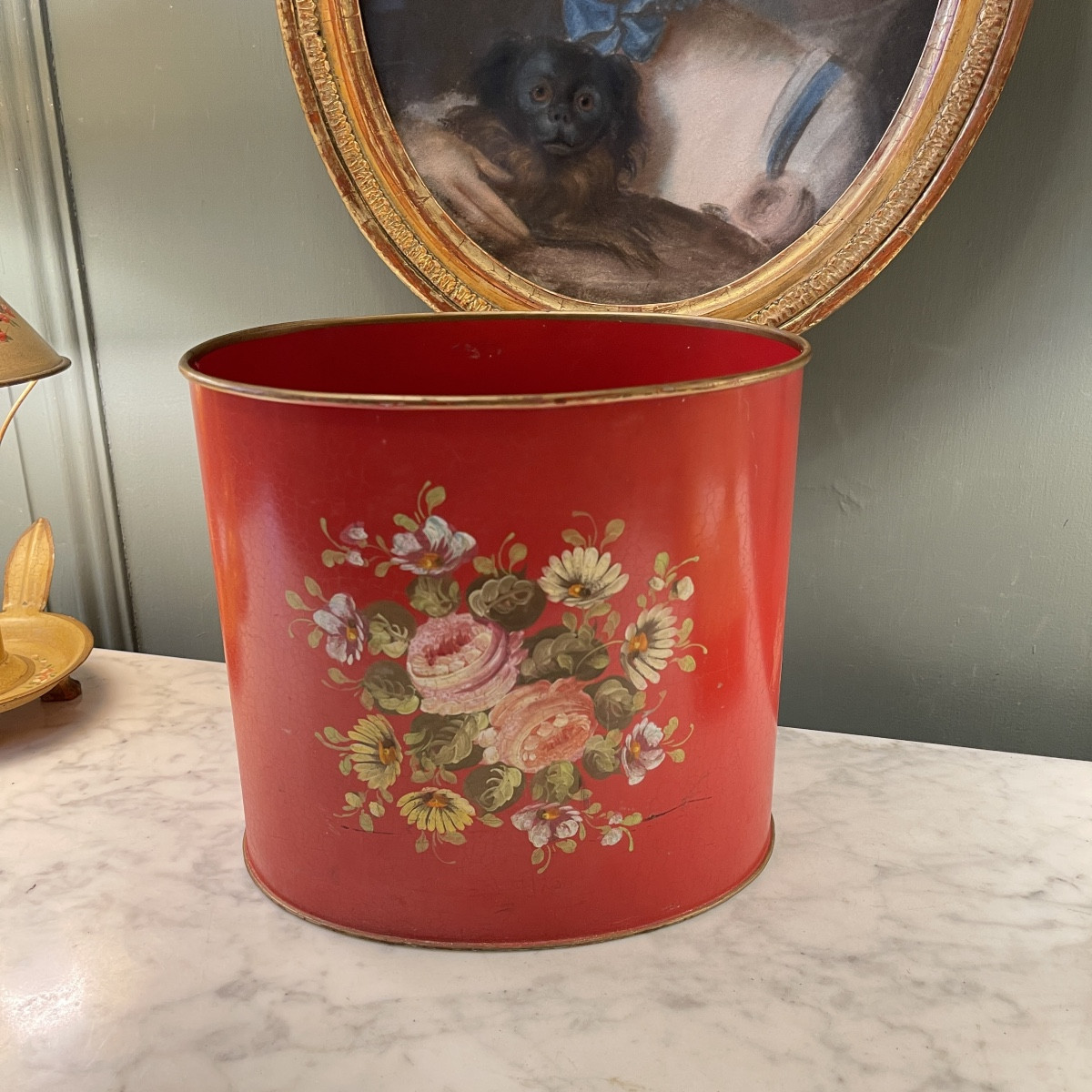 Petite corbeille en tôle peinte, Hauteur 20.5 cm