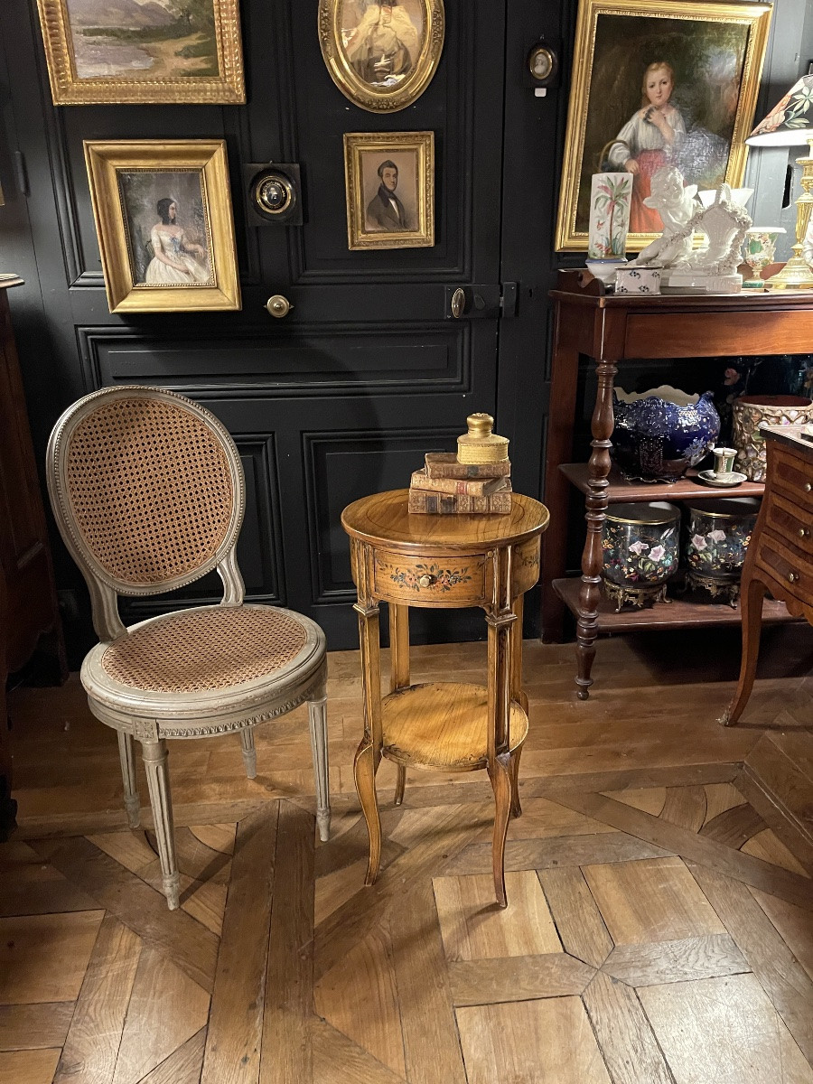 Small Table With Floral Decoration In Transition Style-photo-8