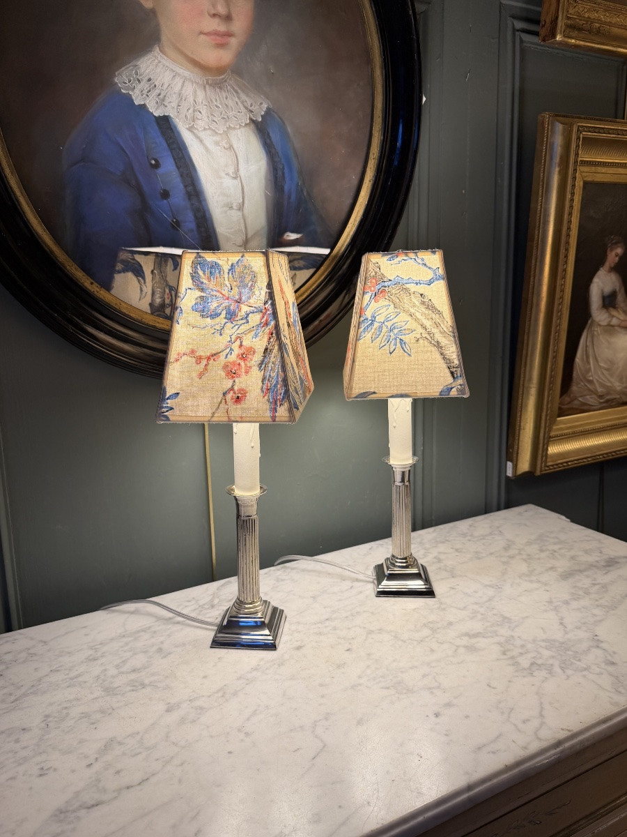 Paire de lampes en m&eacute;tal argent&eacute; style Louis XVI, Hauteur 42 cm-photo-1
