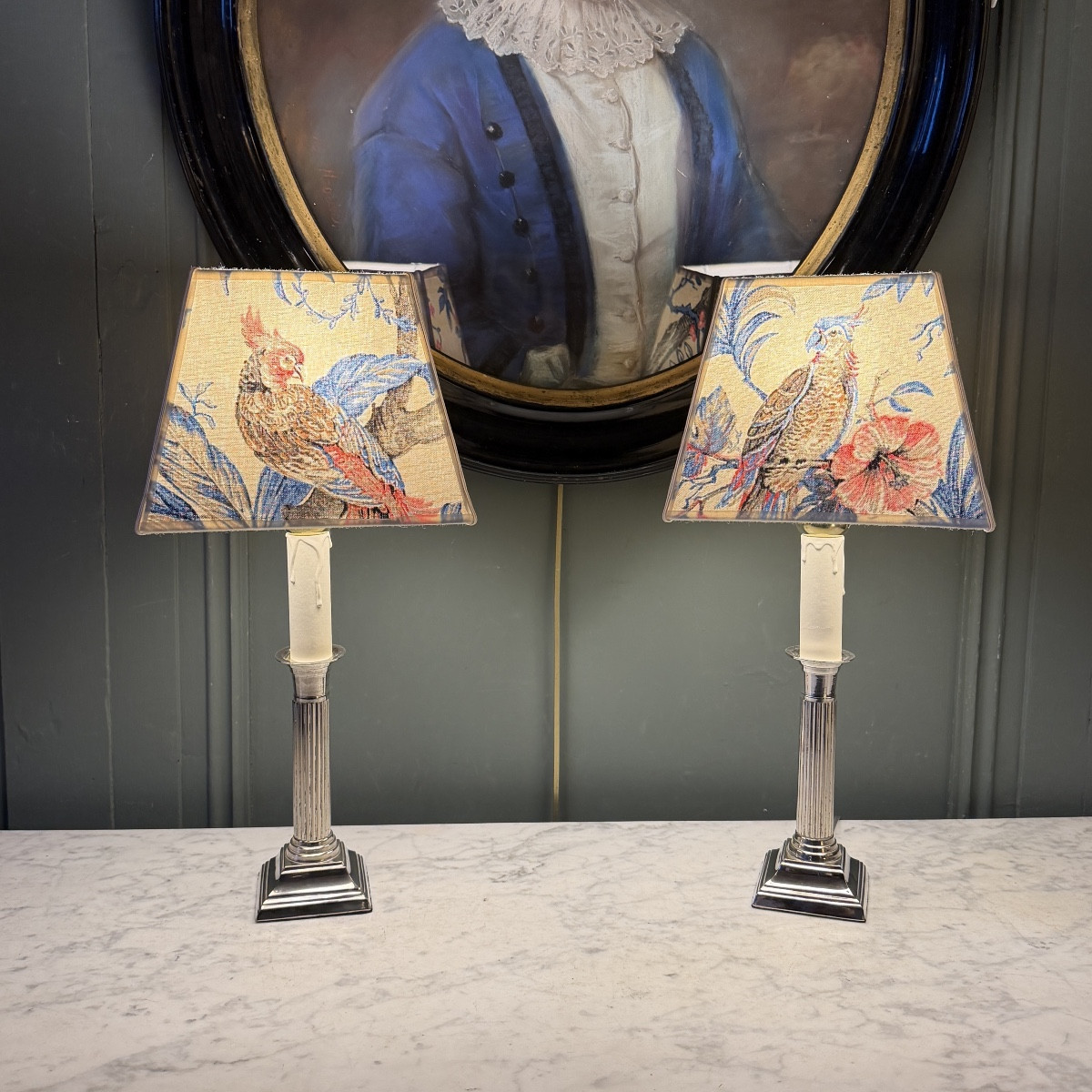 Paire de lampes en m&eacute;tal argent&eacute; style Louis XVI, Hauteur 42 cm