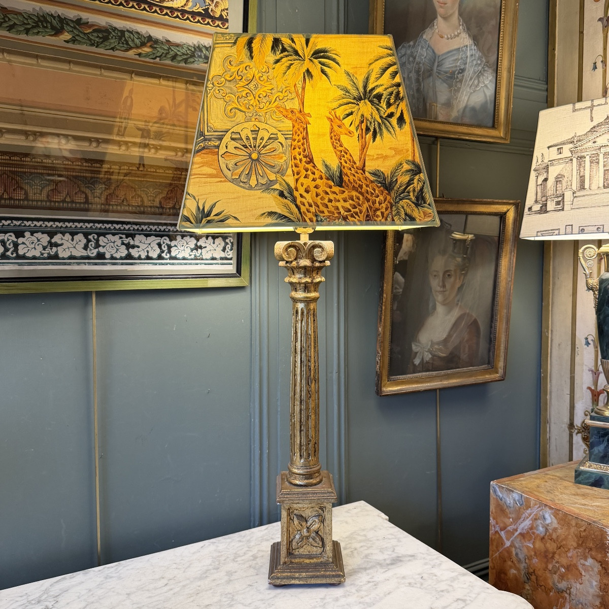 Grande lampe en bois patiné doré, Hauteur 80 cm