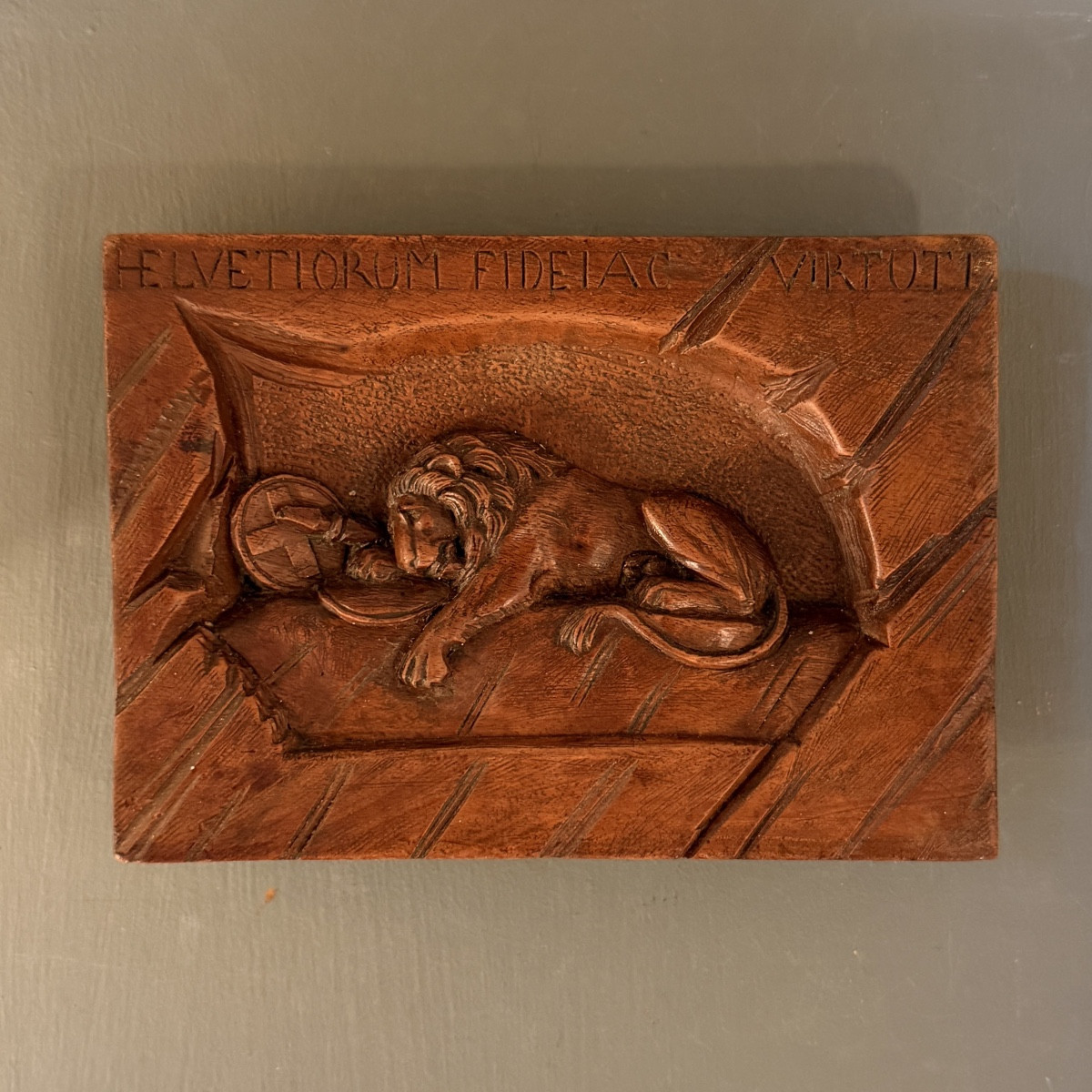 Lion de Lucerne en bois sculpté