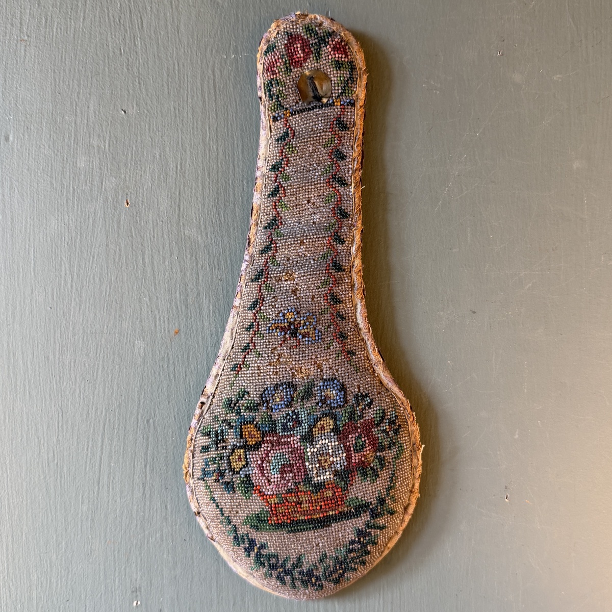 Sablé de perles à décor floral début XIXème