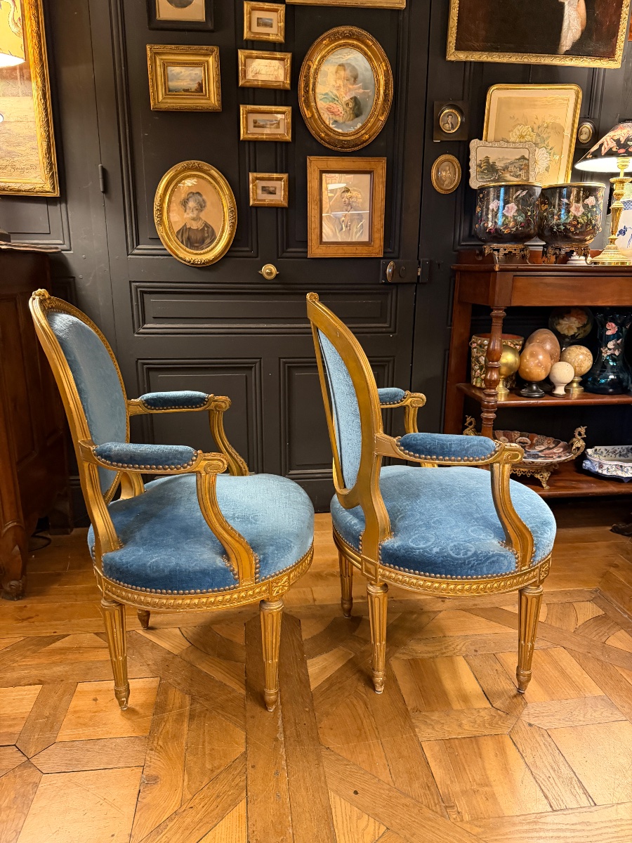 Paire de fauteuils cabriolets en bois doré de style Louis XVI-photo-2