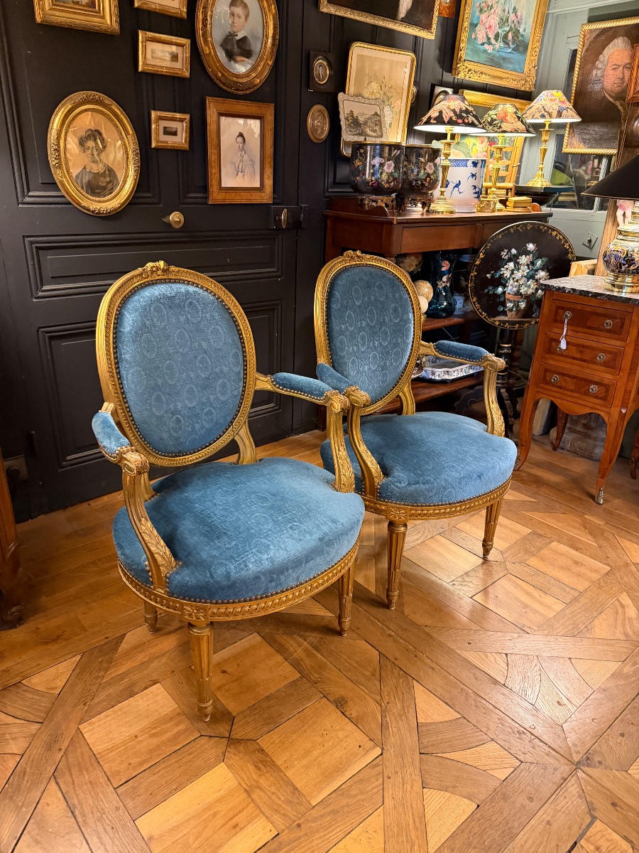 Paire de fauteuils cabriolets en bois doré de style Louis XVI-photo-2
