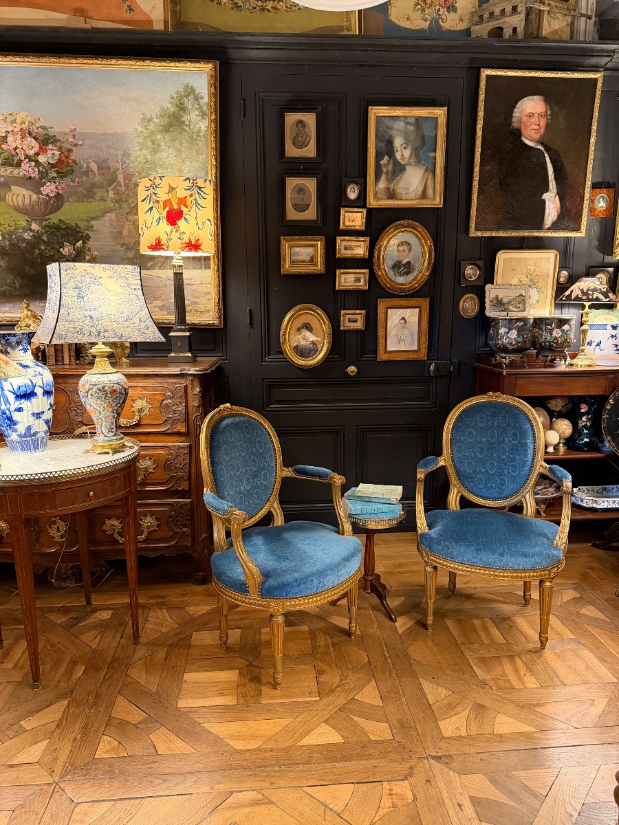 Paire de fauteuils cabriolets en bois doré de style Louis XVI-photo-7