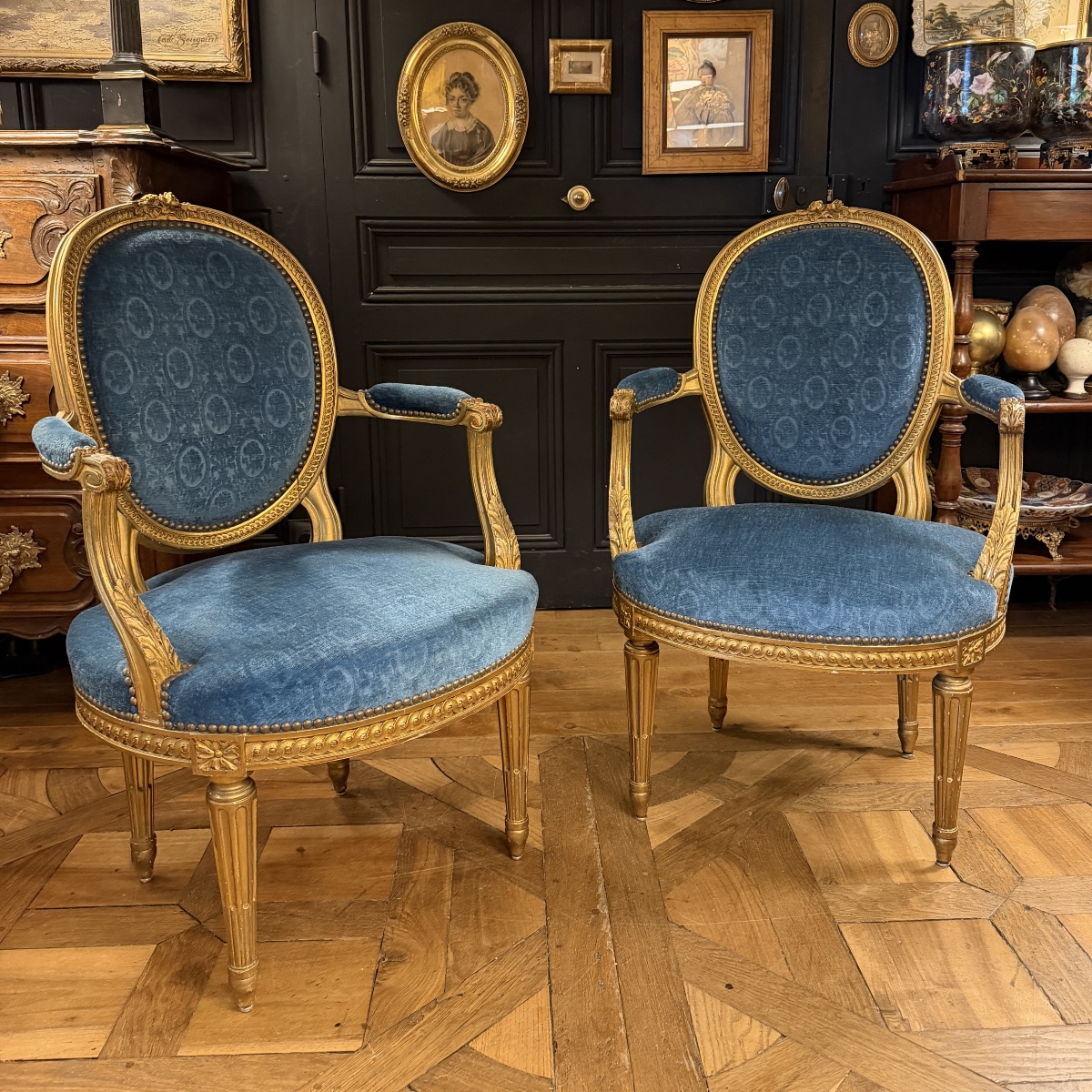 Paire de fauteuils cabriolets en bois doré de style Louis XVI