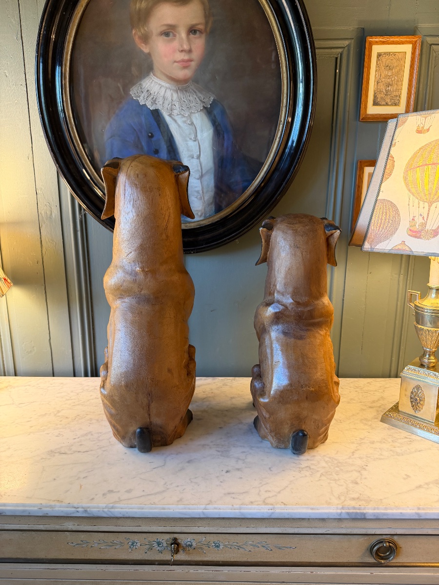 Paire de chiens en bois sculpté et patiné-photo-3