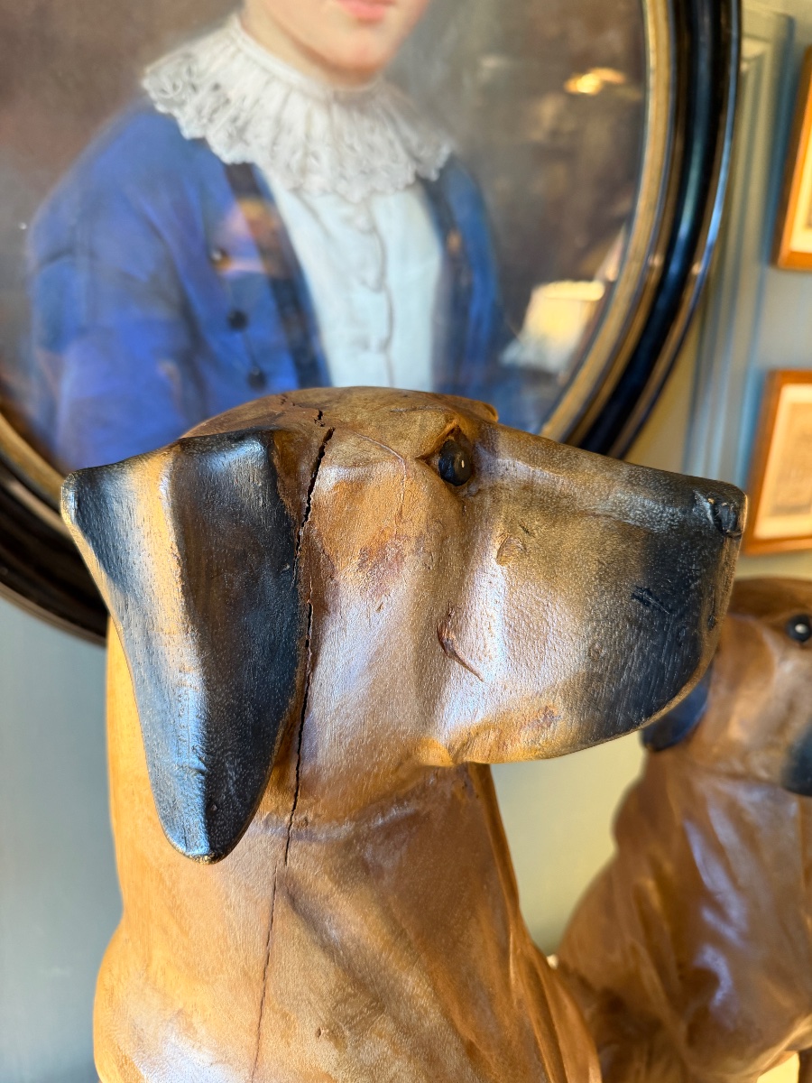 Paire de chiens en bois sculpté et patiné-photo-1