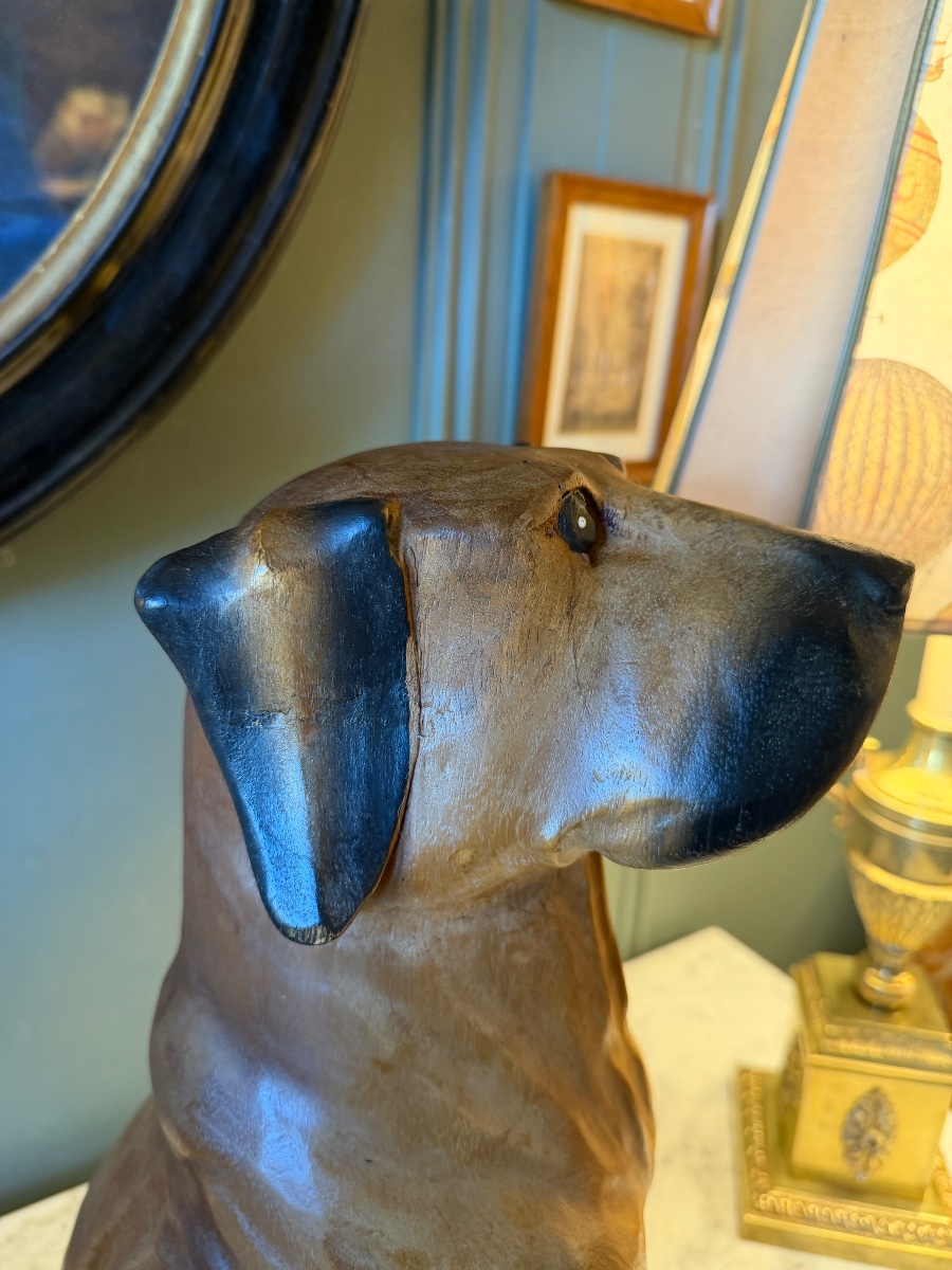 Paire de chiens en bois sculpté et patiné-photo-3