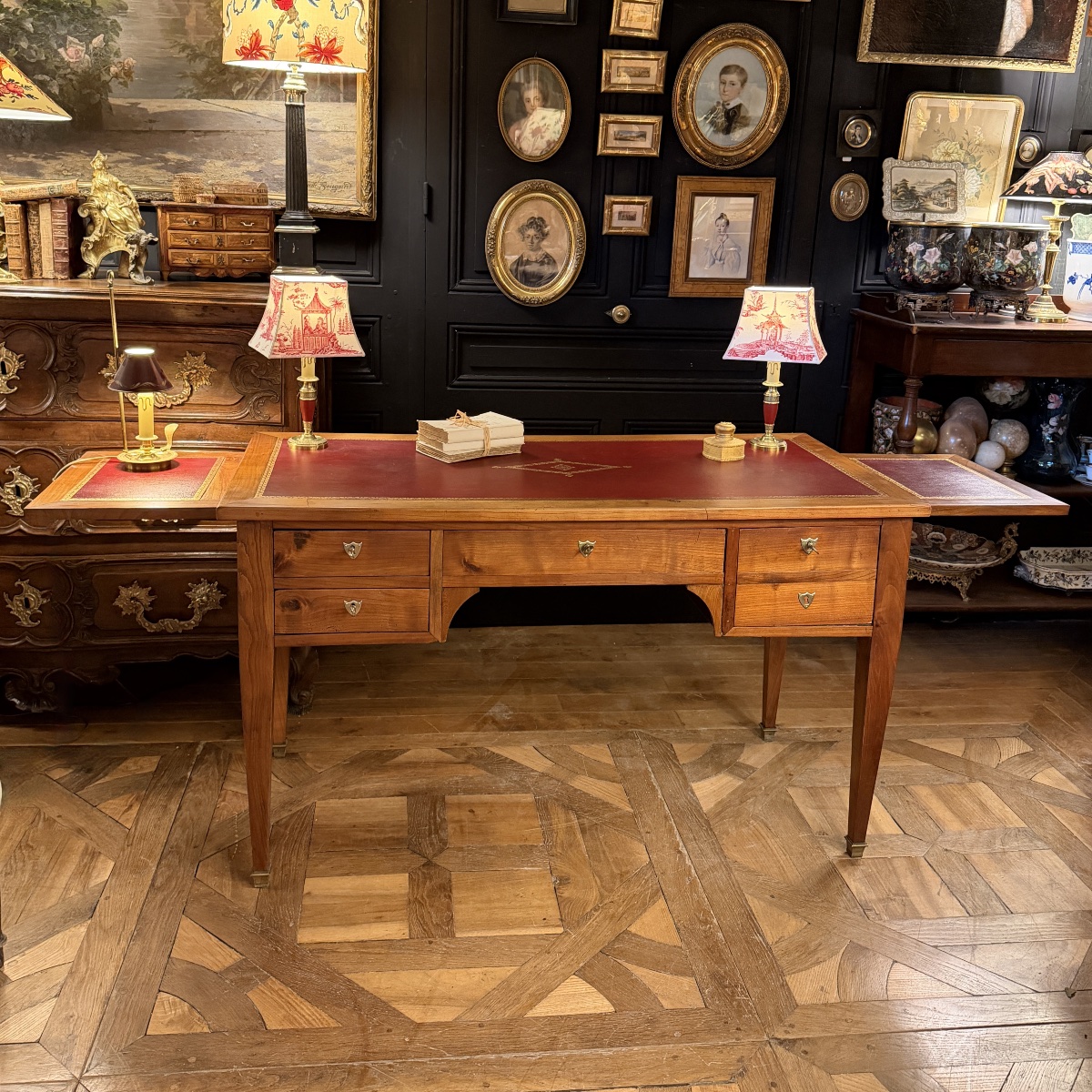 Bureau plat de style Louis XVI