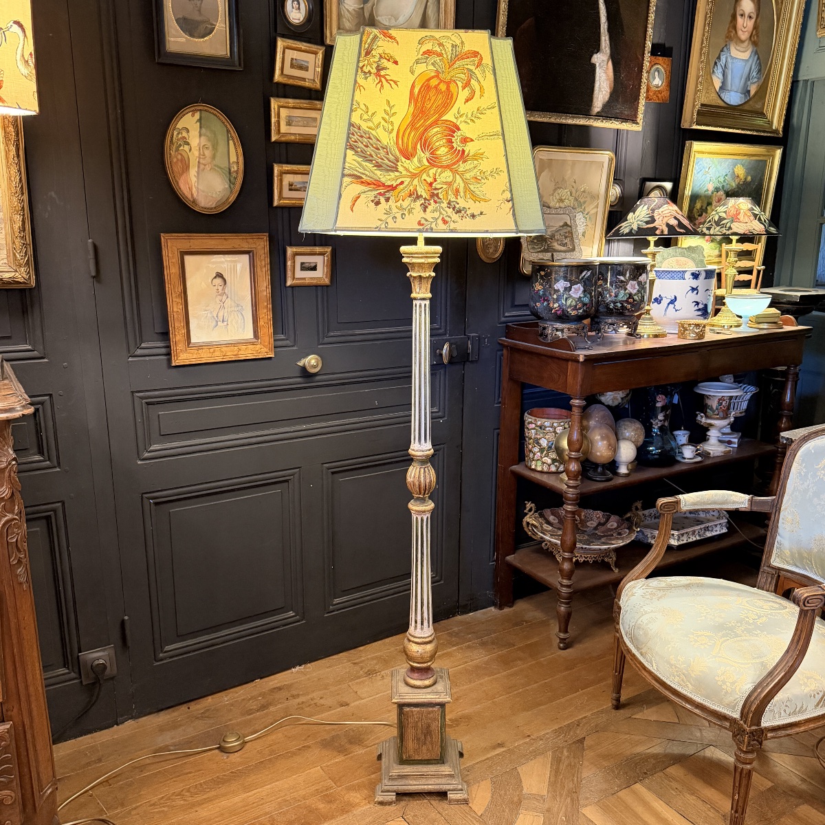 Lampadaire en bois peint, Hauteur 170 cm