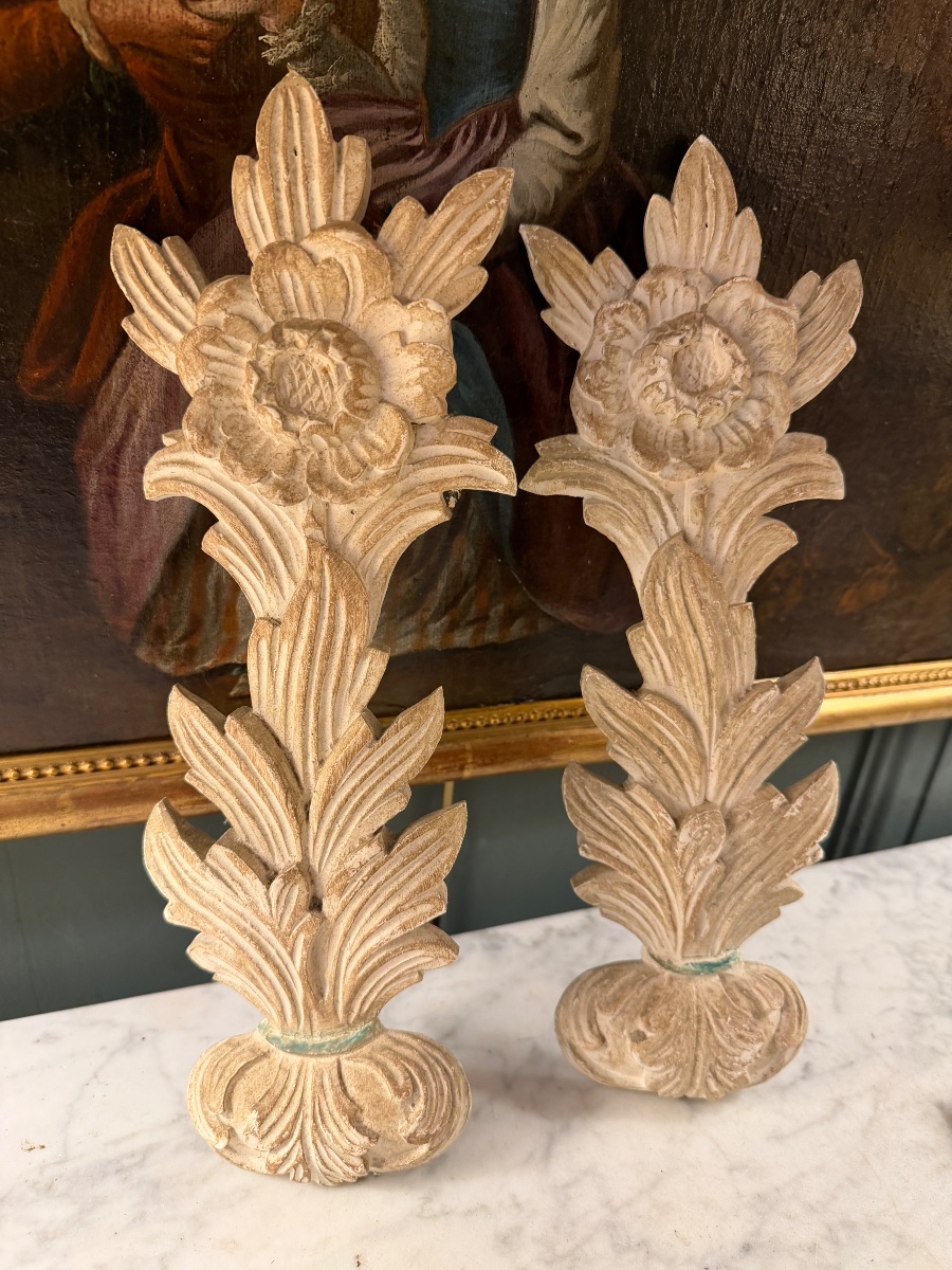 Paire d'éléments décoratifs en bois peint et sculpté -photo-2