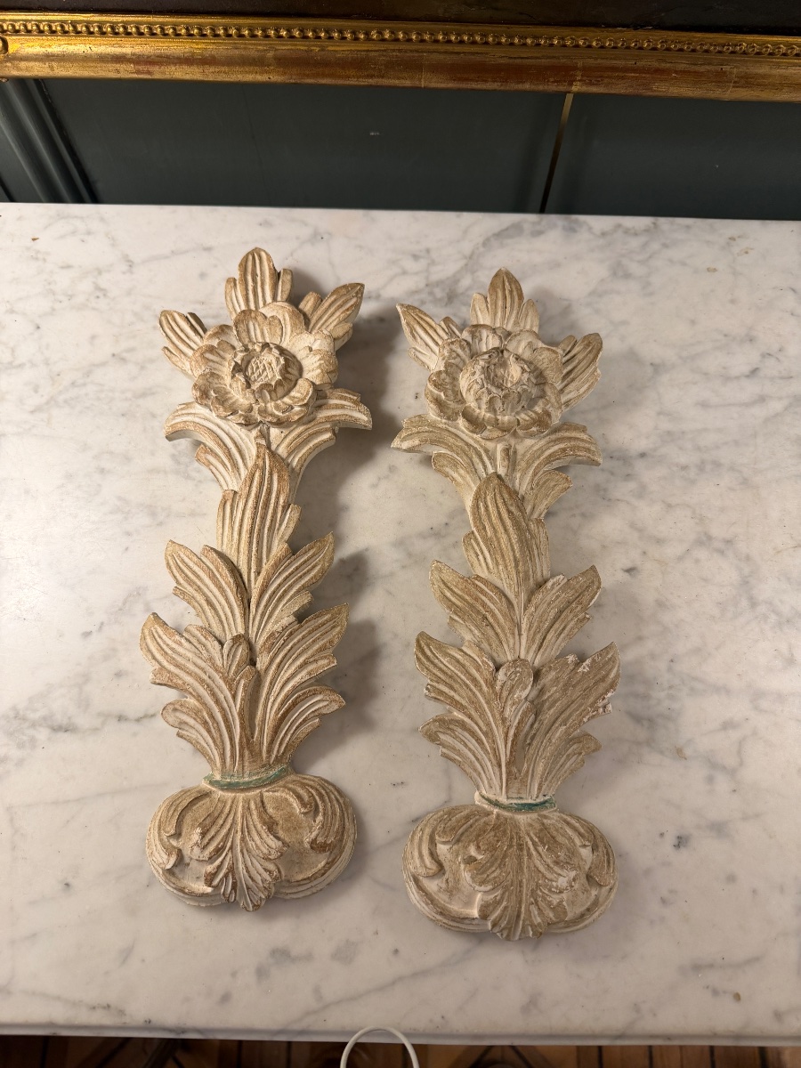 Paire d'éléments décoratifs en bois peint et sculpté -photo-3
