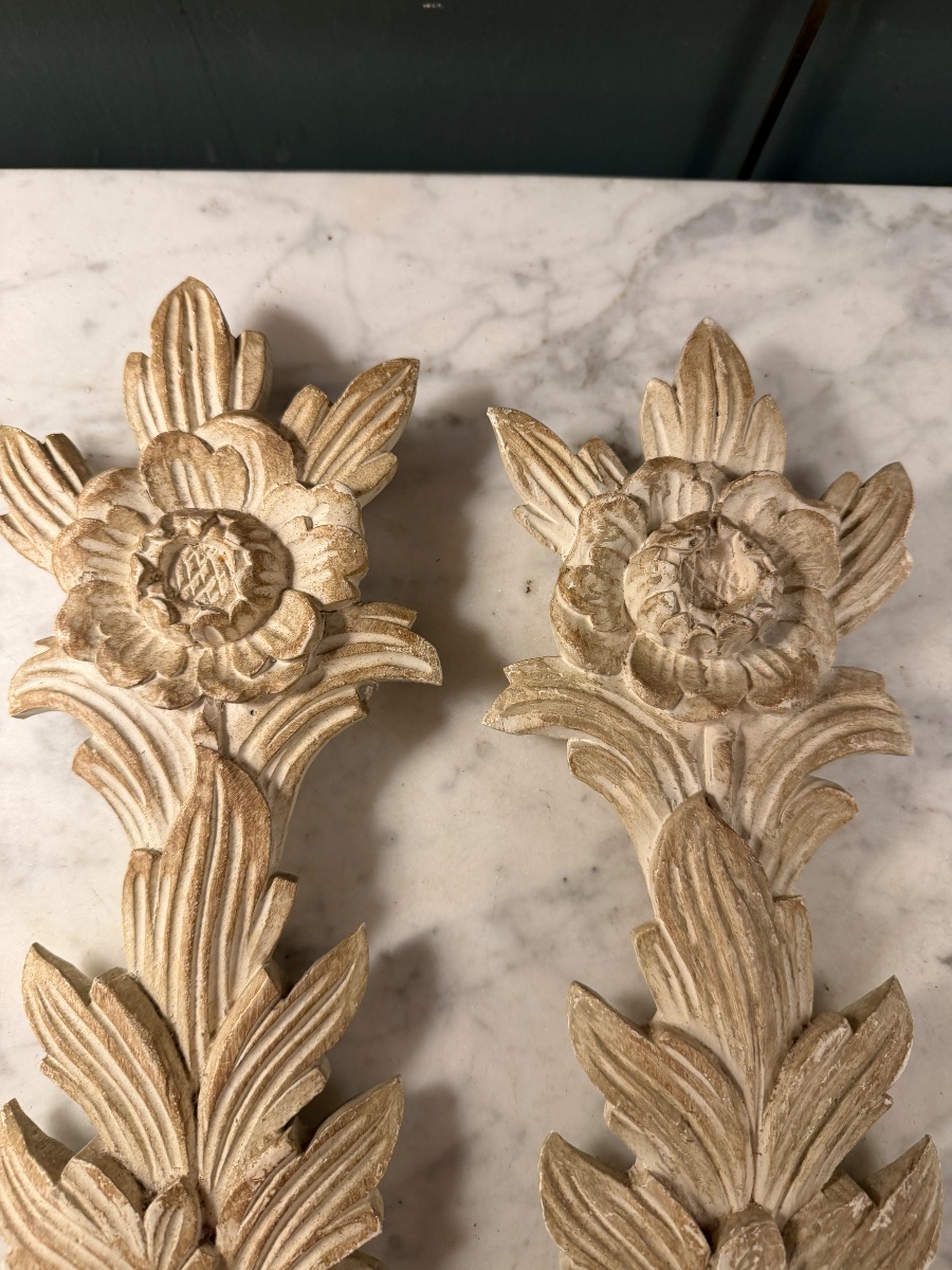 Paire d'éléments décoratifs en bois peint et sculpté -photo-4