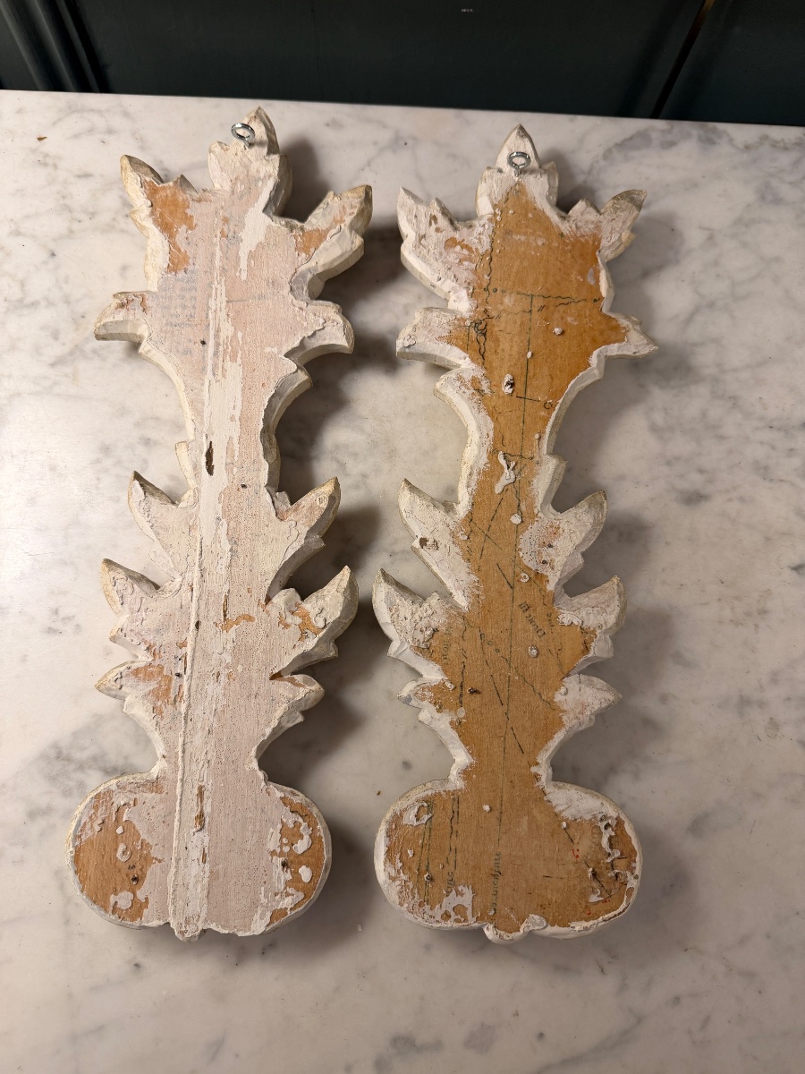 Paire d'éléments décoratifs en bois peint et sculpté -photo-1