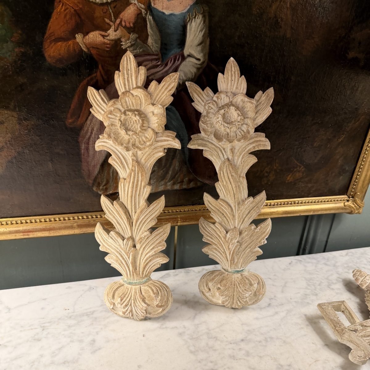 Paire d'éléments décoratifs en bois peint et sculpté 