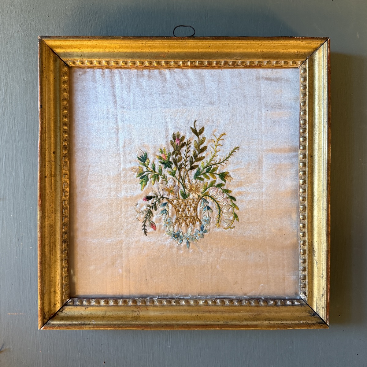 Broderie sur soie à décor floral XIXème