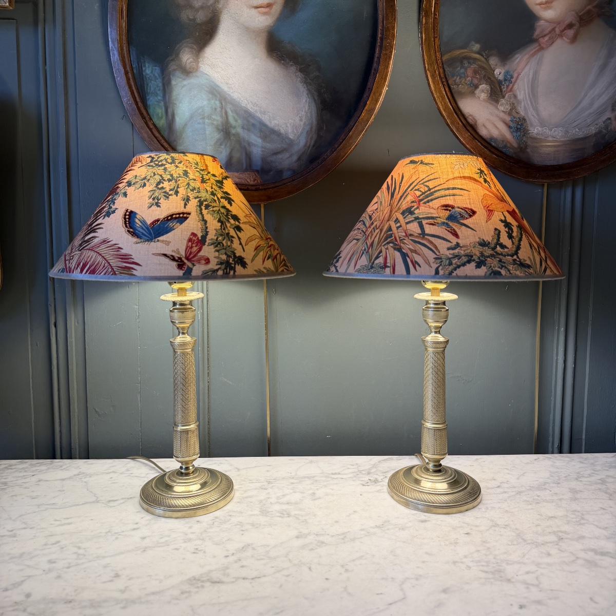 Paire de lampes en bronze ciselé, Hauteur 45 cm