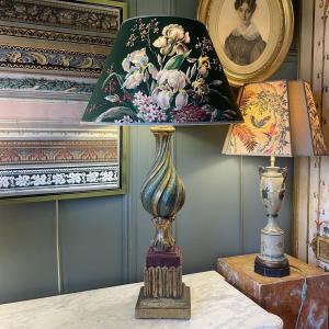 Grande lampe en bois peint, hauteur 89 cm