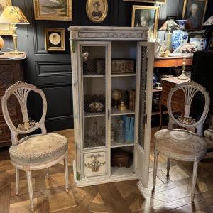 Petite vitrine en bois laqu&eacute; style Louis XVI