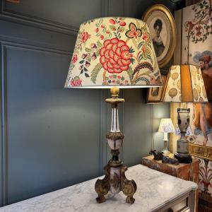 Grande lampe en bois peint tripode, Hauteur 86 cm