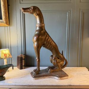 Statue de chien, lévrier en bois sculpté et patiné, Hauteur 75,5 cm