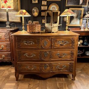 Commode en noyer massif époque Louis XV
