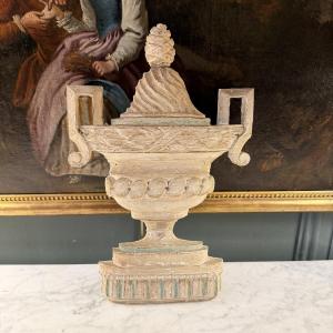 Vase Médicis en bois peint et sculpté, élément décoratif