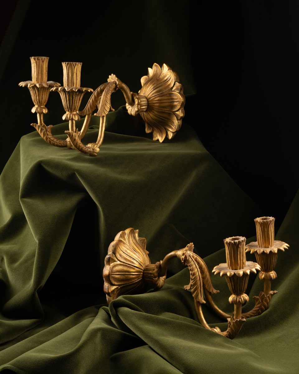 Paire d’appliques néoclassiques en bois doré