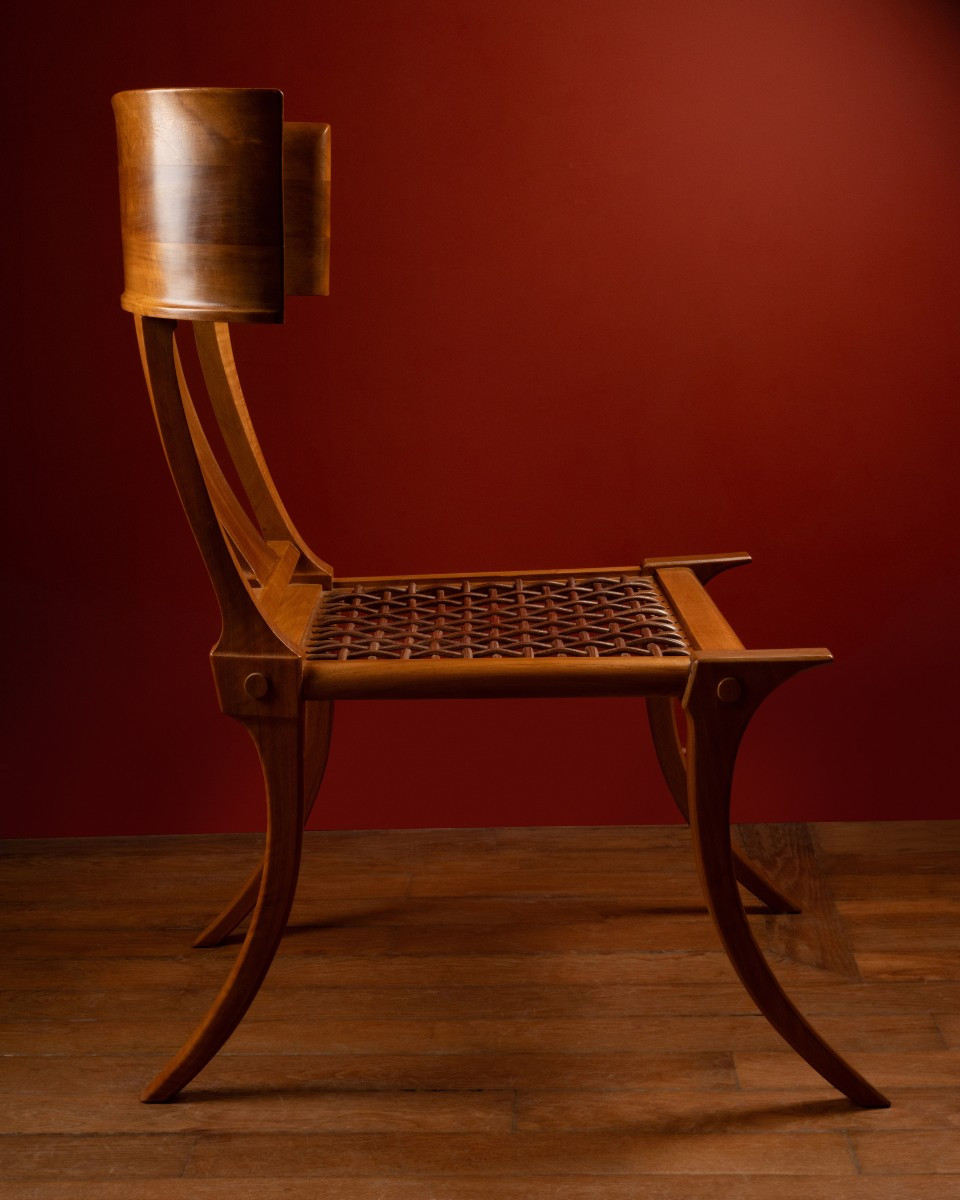 Paire de larges chaises klismos par Robsjohn-Gibbings et Saridis d’Athènes
