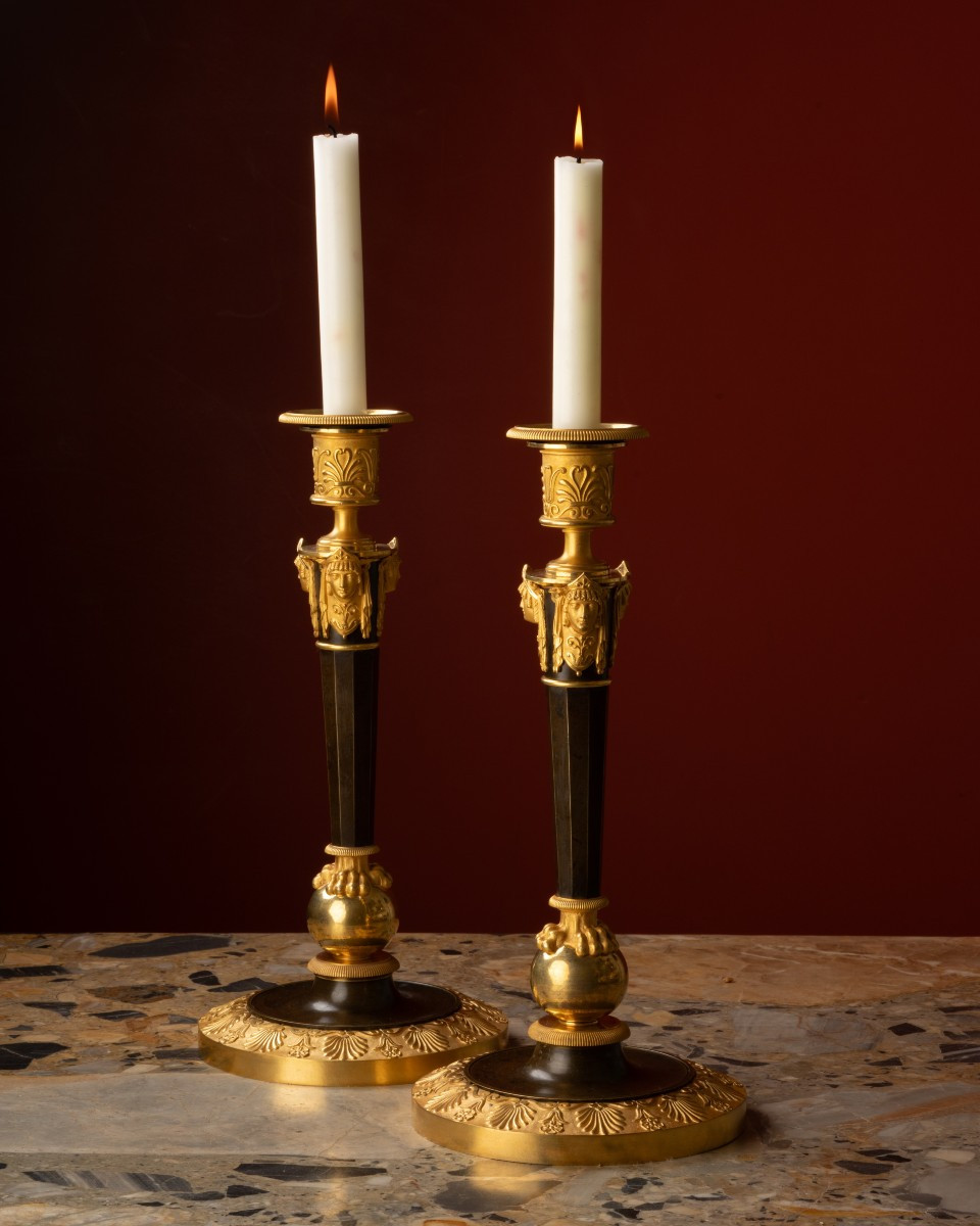 Paire de flambeaux « aux griffes » et masques antiques, attribués à Claude Galle