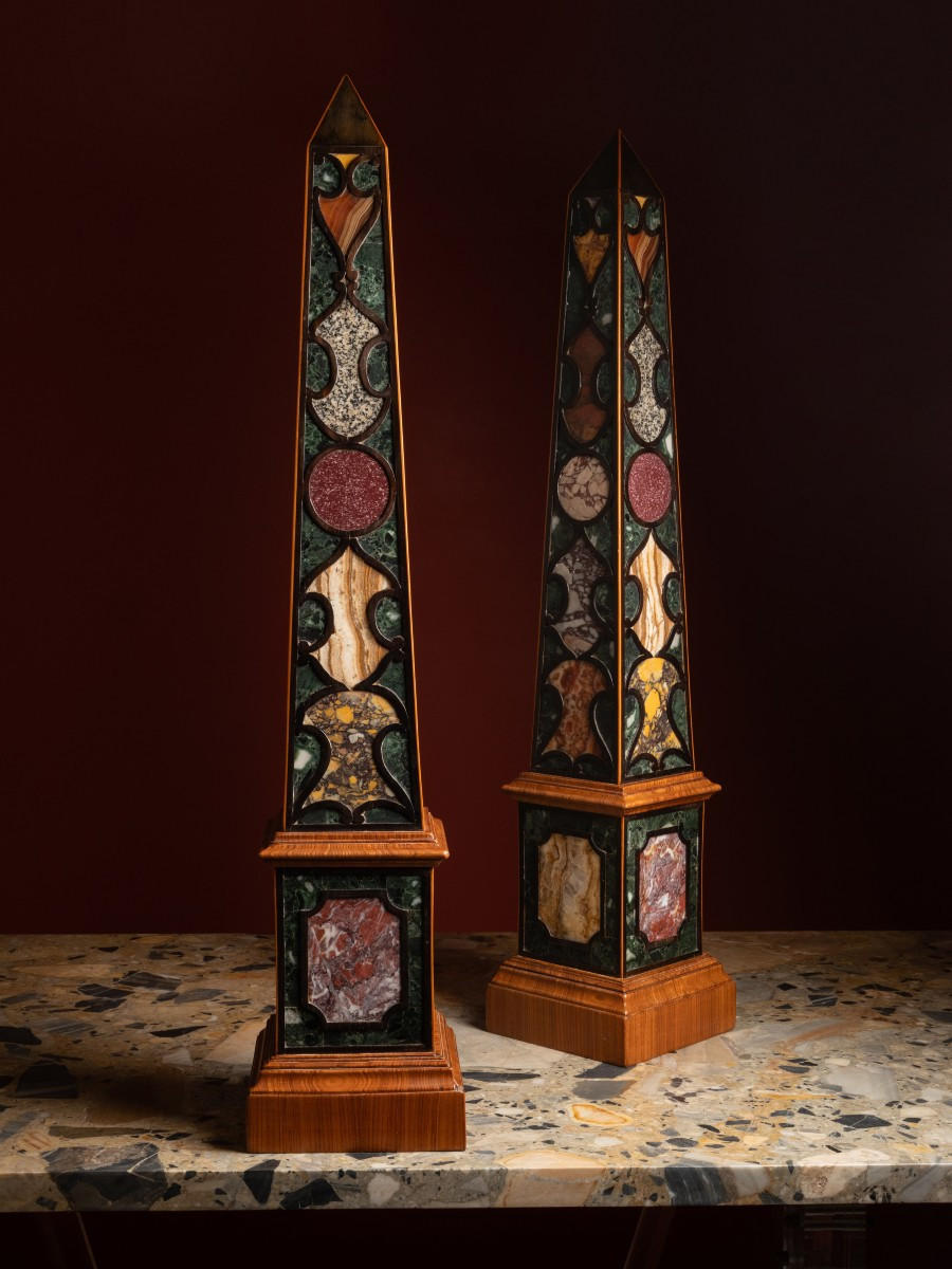 Grands obélisques en bois naturel et pietre dure par Renzo Mongiardino