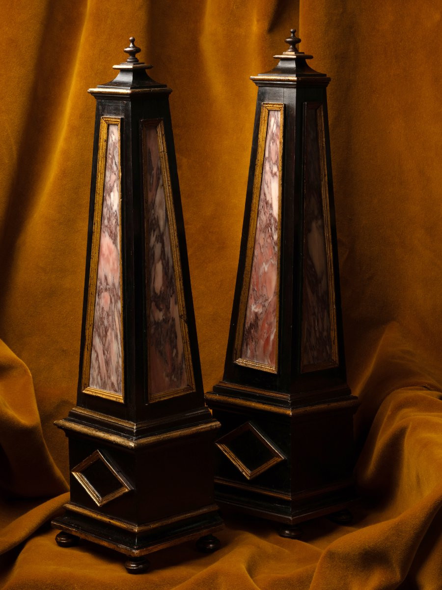 Obélisques en bois noirci et marbre portasanta-photo-2
