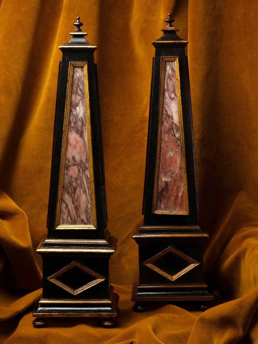 Obélisques en bois noirci et marbre portasanta