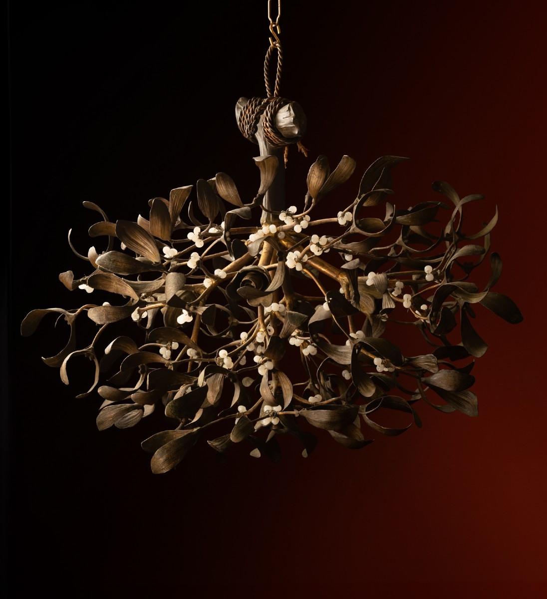 Lustre « boule de gui » en bronze et opaline, cercle de Jacques Gruber