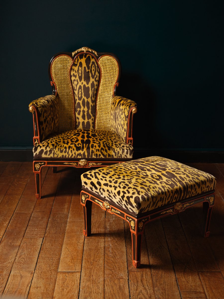 Fauteuil-bergère sinisant et son tabouret, ca. 1900