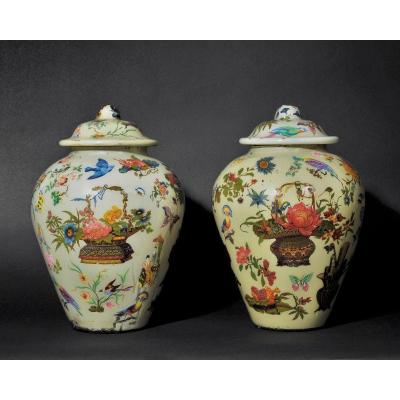 Pair Of Covered Potiches With Chinese Decor - Early 19th Century