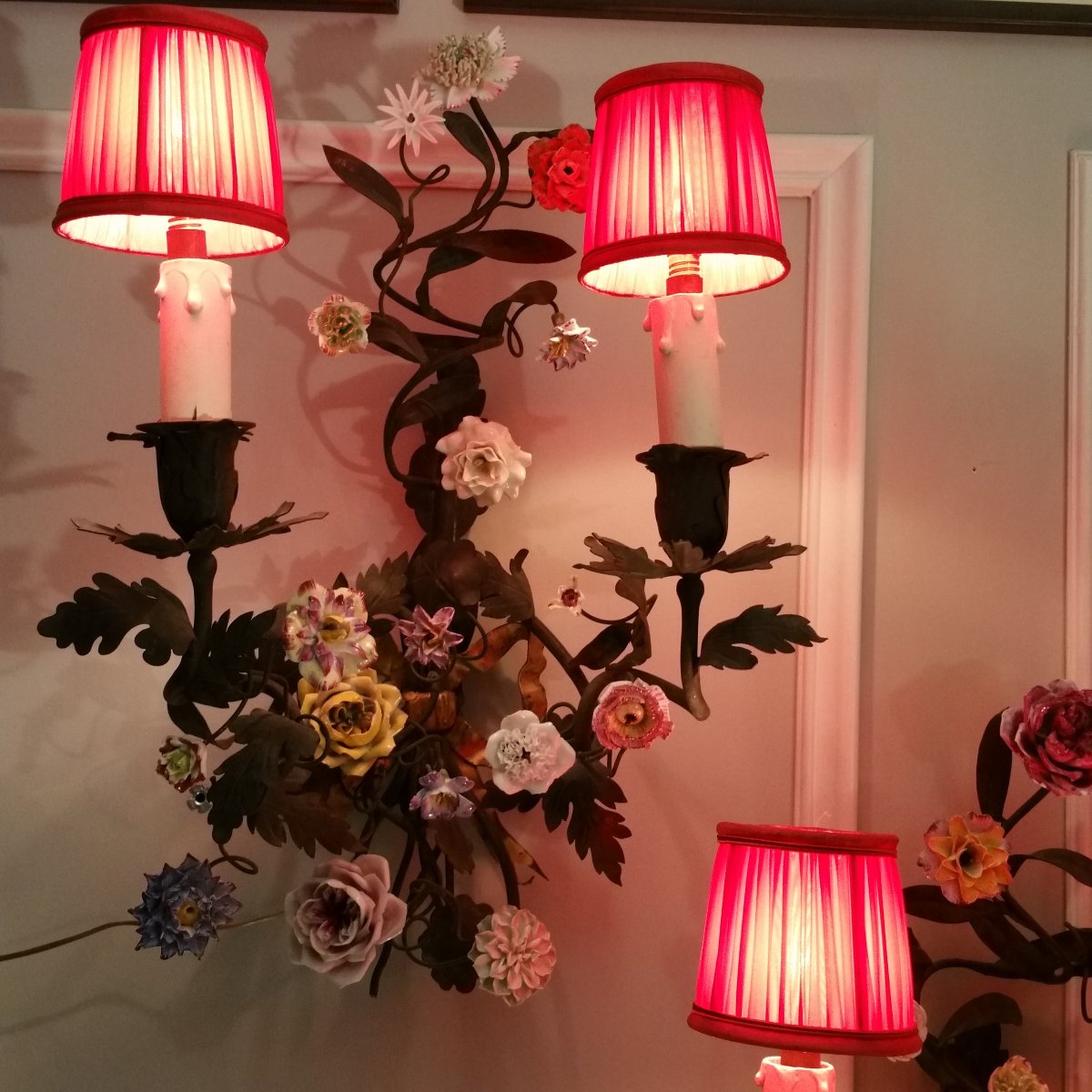 Paire Appliques En Tôle Et Fleurs En Porcelaine-photo-1