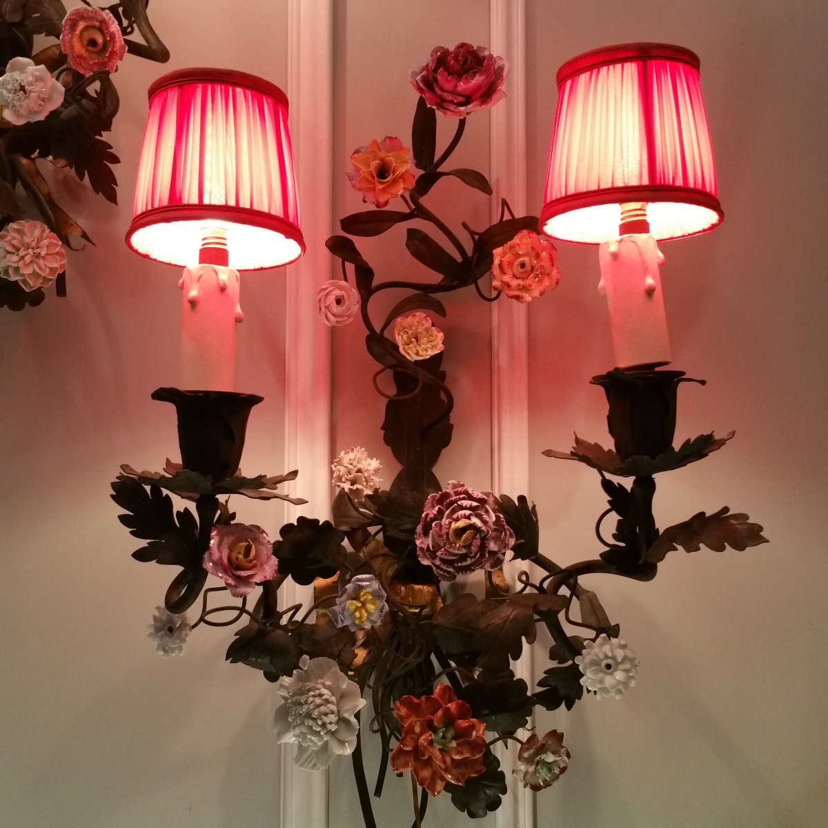 Paire Appliques En Tôle Et Fleurs En Porcelaine-photo-2