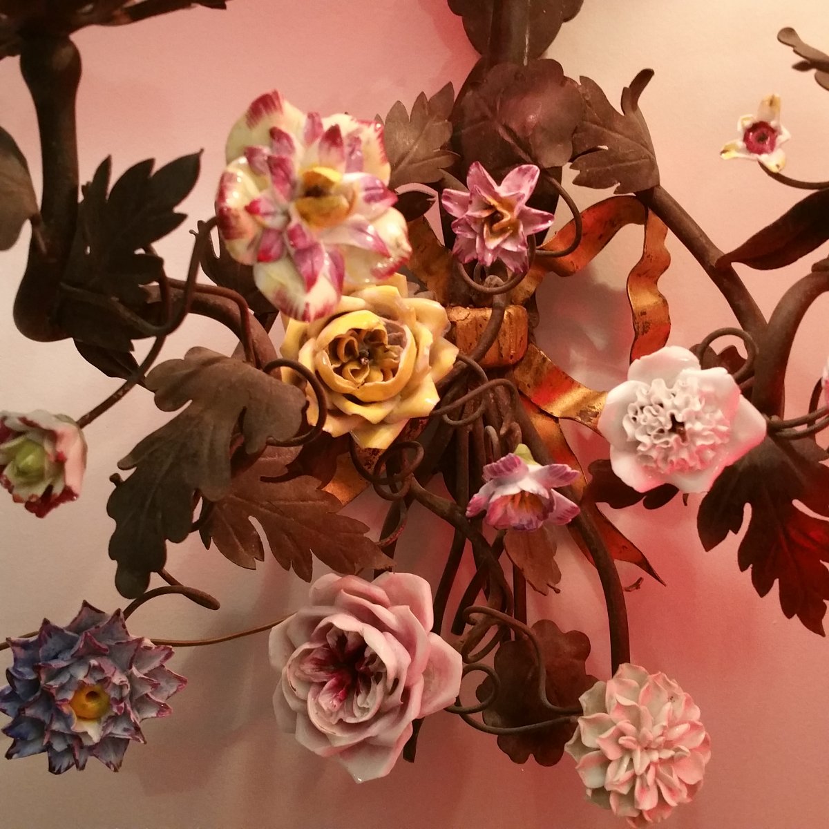 Paire Appliques En Tôle Et Fleurs En Porcelaine-photo-3