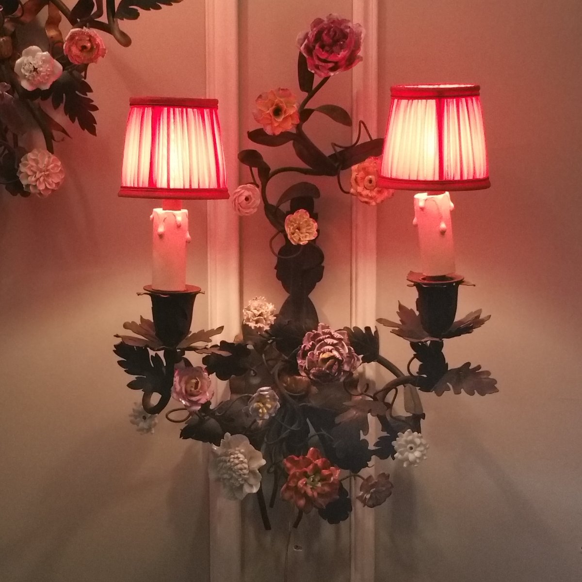 Paire Appliques En Tôle Et Fleurs En Porcelaine